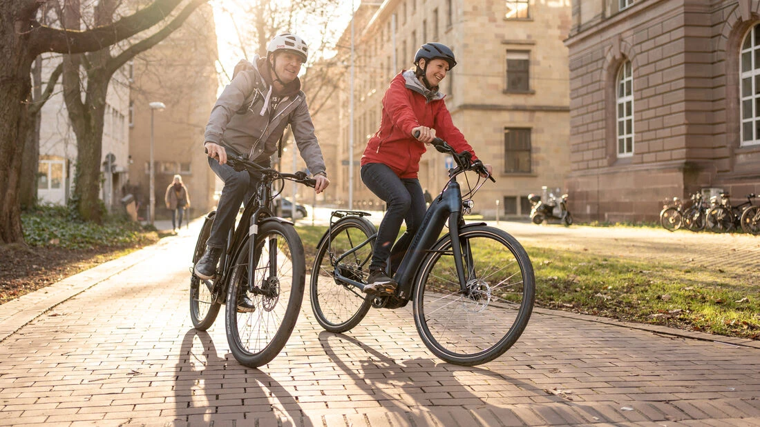gimene brauc ar elektriskiem velosipediem
